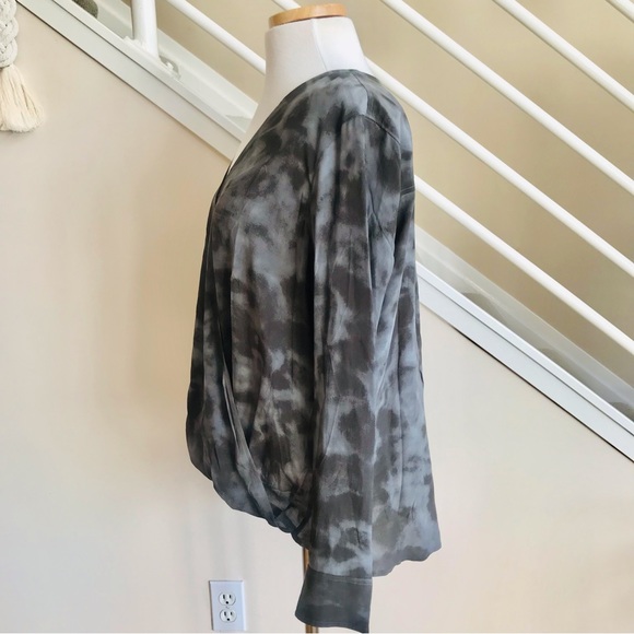 NWT Rails Hillary Tie Dye Long Sleeve Surplice Crossover Blouse Slate Gray Sze M - Picture 5 of 16